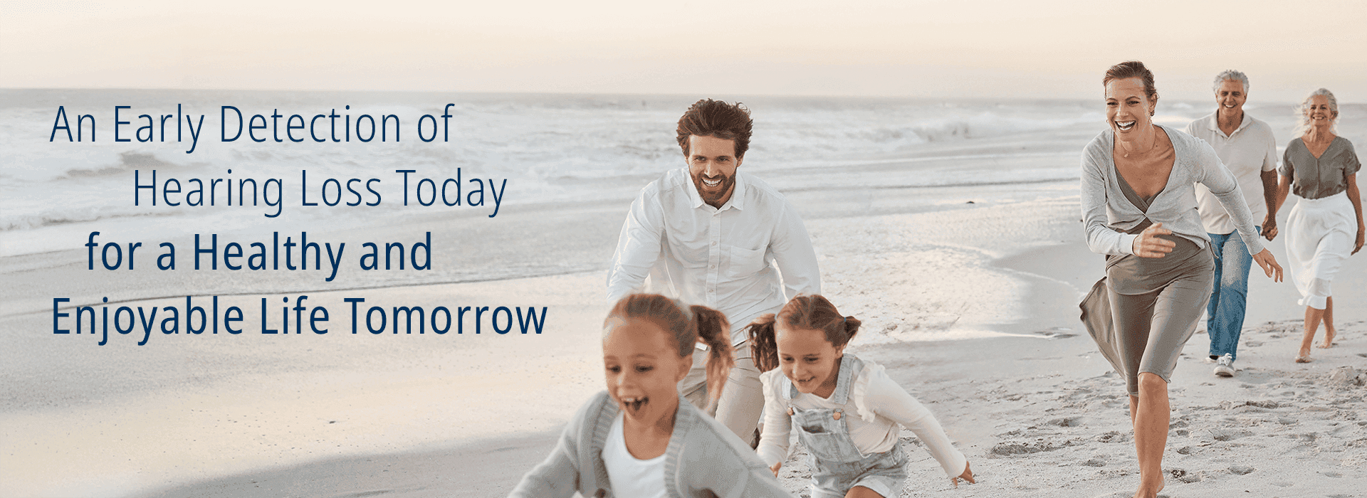 En familie hygger sig ved stranden