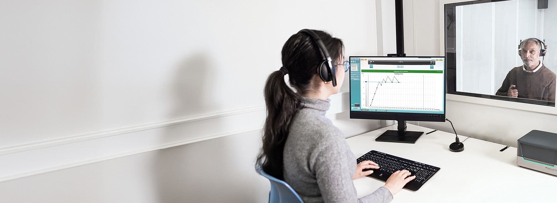 Ældre mand får foretaget høretest