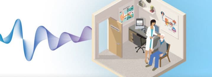 Kvindelig hørespecialist foretager en høreapparatstilpasning på en mandlig patient på sit kontor.